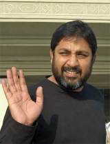 Inzamam-ul-Haq waves away his recent worries after arriving from London at the Allama Iqbal International airport, Lahore, where supporters cheered him © AFP