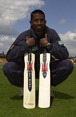 Russel Arnold with his new bat